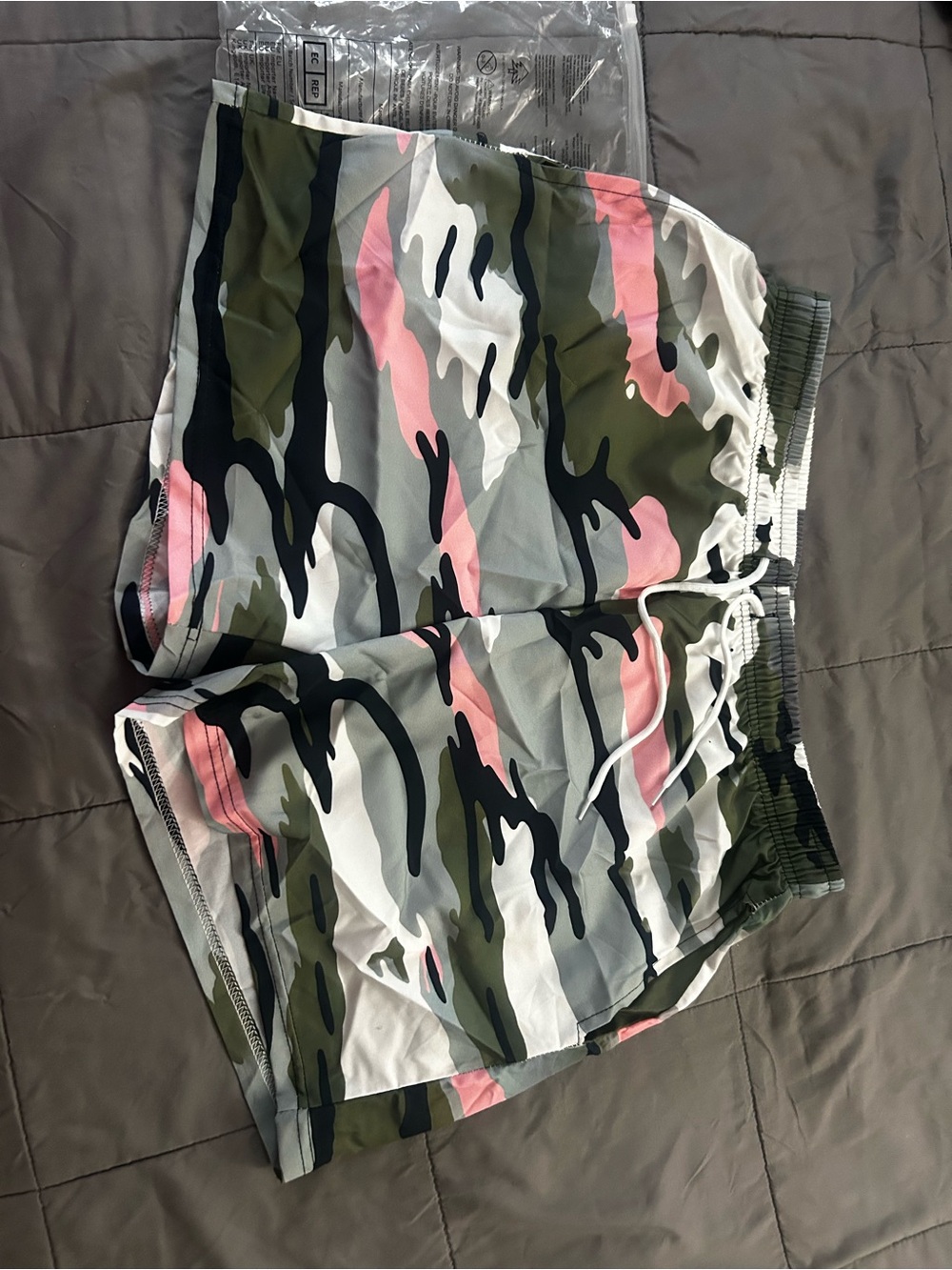 Women’s xl Pink Camo shorts — Pink, Light Gray & White$10